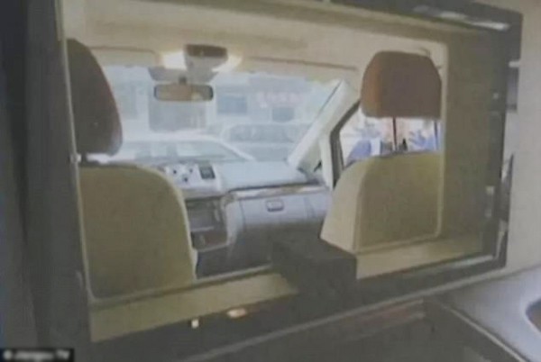 Giữa hàng ghế trước và hàng ghế sau của chiếc xe có vách ngăn và được lắp thêm tivi điều khiển tự động.