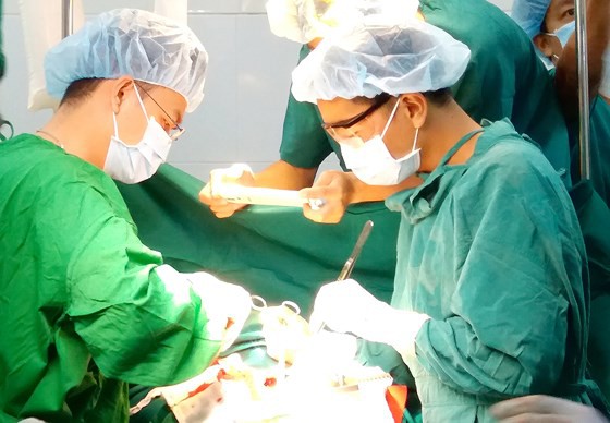 Các bác sĩ Bệnh viện Quận Thủ Đức đang hướng dẫn cho bác sĩ Bệnh viện Huyện Củ Chi về phương pháp mổ hở