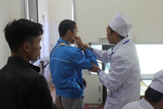 Hướng dẫn bệnh nhân tập phục hồi chức năng tại Trung tâm y tế huyện Tam Đường, Lai Châu.