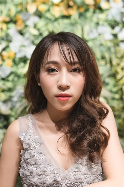 Thúy Toàn đã nâng mũi , nhấn mí, độn cặm V-line Hàn Quốc, cắt cơ cười hở lợi, mài ngắn xương răng, chỉnh nha để hoàn thiện phần nhìn.