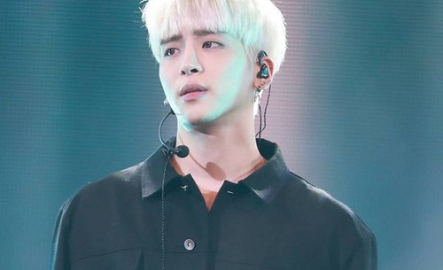 Ca sĩ Kim Jonghyun tự tử ở tuổi 27.