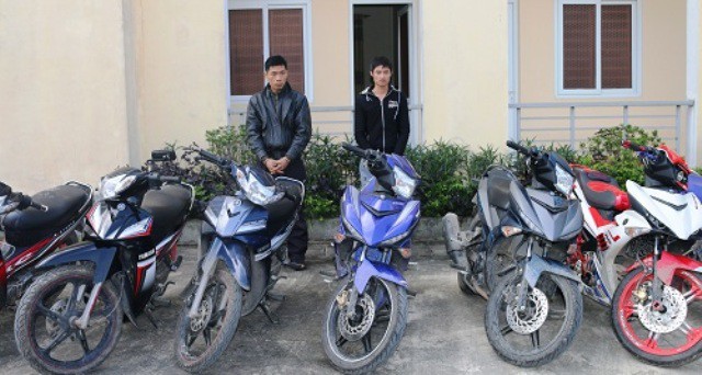 Đối tượng Long (bên trái) và tang vật tại cơ quan công an (ảnh Công an Hà Tĩnh)