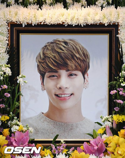 Jonghyun tự tử tại căn hộ thuê ở Seoul, Hàn Quốc hôm 18/12. Theo nguyện vọng của gia đình, công ty quản lý của nam ca sĩ lập khu vực riêng tại Nhà tang lễ Trung tâm Y tế Ansan để fan tới tiễn biệt anh.