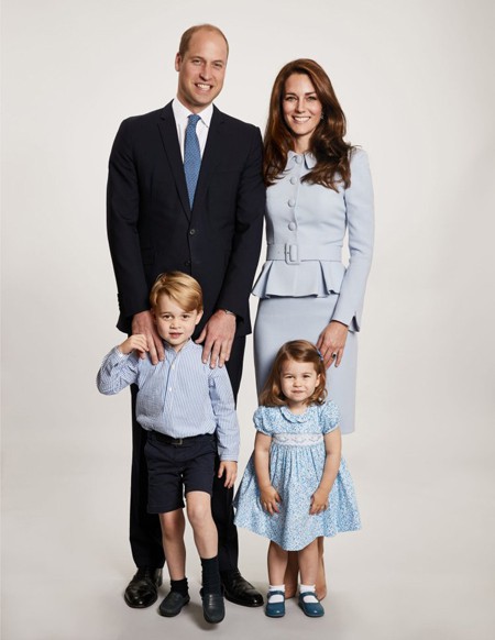 George và em gái bên bố mẹ. Ảnh: Kensington Palace