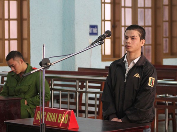 Bị cáo Pi đứng trước vành móng ngựa. Ảnh: Vũ Di.