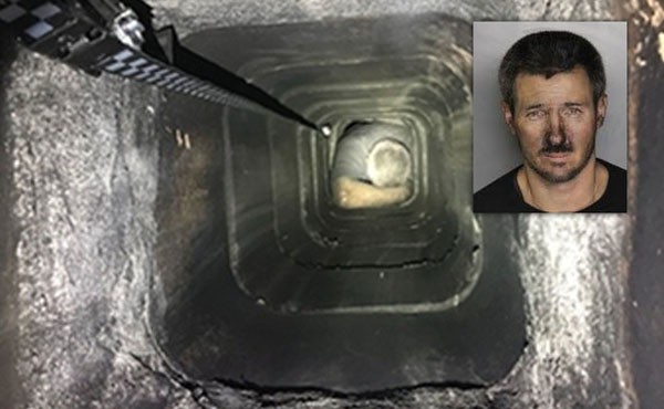 Berube kẹt giữa ống kh&oacute;i v&agrave; được cứu hỏa k&eacute;o ra ngo&agrave;i. Ảnh: Citrus Heights Police Department
