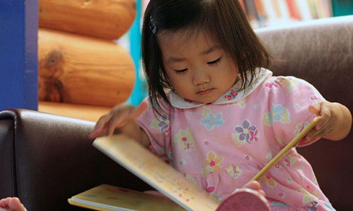 Bố mẹ c&oacute; thể tự x&acirc;y dựng chiến lược học tiếng Anh trước khi t&iacute;nh chuyện đưa con đến trung t&acirc;m. Ảnh minh họa: GreatSchools