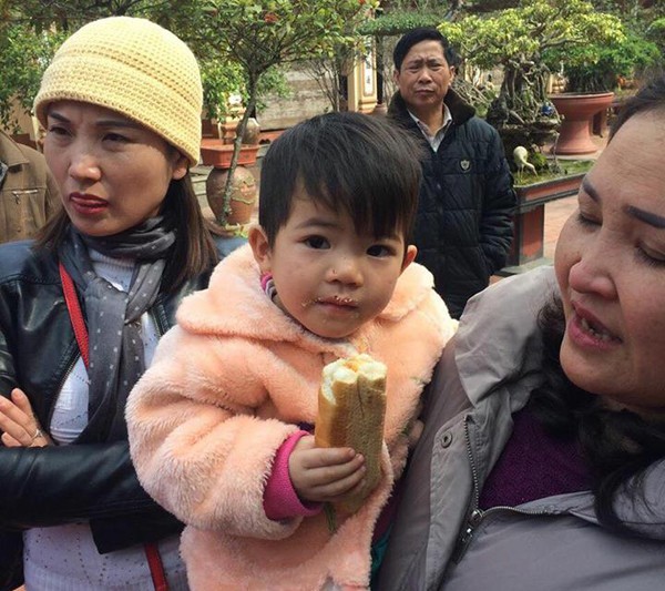 Bé gái xinh xắn khoảng 2 tuổi bị mẹ bỏ lai chùa Hòa Lạc.