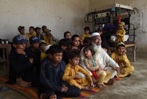 
Gulzar Khan, 57 tuổi, c&oacute; ba vợ v&agrave; 36 con. Ảnh: AFP
