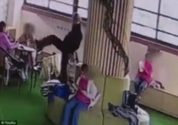 H&igrave;nh ảnh cắt ra từ camera cho thấy thầy gi&aacute;o nhiều lần đưa ch&acirc;n l&ecirc;n mặt c&aacute;c học sinh để bắt ch&uacute;ng ngửi.