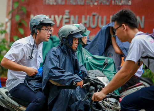 Học sinh ở TP HCM sẽ được nghỉ học hai ngày để tránh bão. Ảnh: Thành Nguyễn.