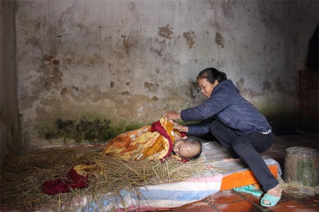 Suốt 35 năm qua, bà Mùi là người chăm lo từng bữa ăn, giấc ngủ cho người em trai bệnh tật.