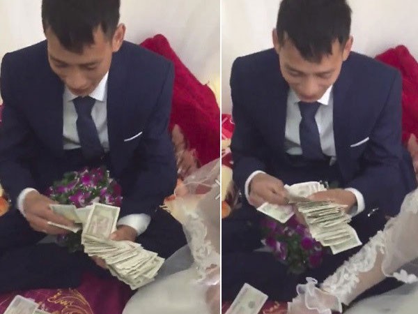 
C&ocirc; d&acirc;u, ch&uacute; rể ngồi b&oacute;c phong b&igrave; v&agrave; đếm tiền lẻ. Ảnh cắt từ clip.
