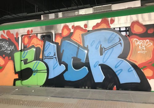 C&aacute;c n&eacute;t vẽ graffiti dọc theo th&acirc;n t&agrave;u. Ảnh: Giang Huy