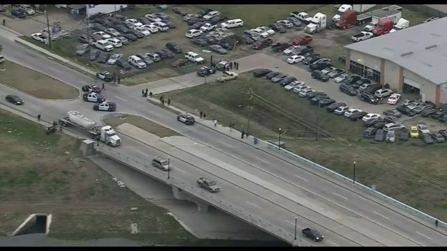 Hiện trường vụ xả s&uacute;ng tại Houston. Ảnh: fox26houston.