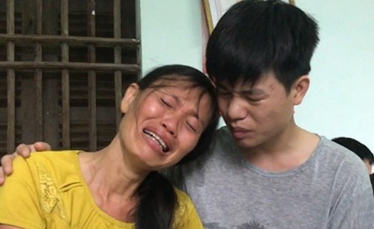 Nguyễn Viết Kiên và mẹ rất buồn khi không đủ điều kiện xét tuyển vào Học viện Quân y. Ảnh: VTC1.