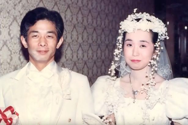 Vợ chồng ông Otou trong ngày cưới. Ảnh: Youtube