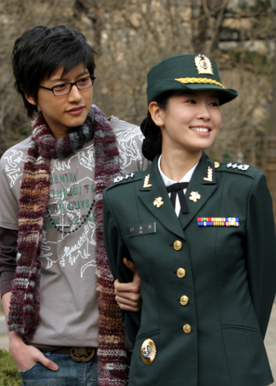 Park Hae Jin (1983) hóa thân thành chàng rể hai - hạ sĩ si tình Yeon Ha Nam. Khi còn tại ngũ, anh có thể đứng hàng giờ dưới mưa chỉ để tặng thanh chocolate hay một bông hồng cho đại tá Na Seol Chil - cấp trên của anh. Dù bị gia đình phản đối vì yêu người hơn tuổi, Ha Nam vẫn quyết tâm vượt qua định kiến.