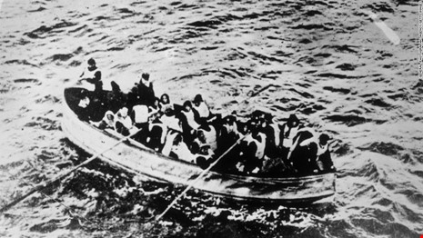 
Người sống sót trên tàu cứu sinh, sau khi con tàu chìm chỉ sau chưa đầy 4 tiếng va phải băng. Ảnh: CNN
