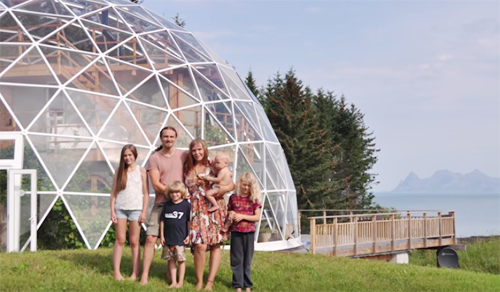 Trong tiếng Na Uy, Hjertefolger c&oacute; nghĩa l&agrave; Những người l&agrave;m theo tiếng gọi của tr&aacute;i tim. Gia đ&igrave;nh anh chị Hjertefolger đ&atilde; l&agrave;m đ&uacute;ng như t&ecirc;n của m&igrave;nh: Bỏ tiện nghi của th&agrave;nh phố về ở khu đảo xa x&ocirc;i gần Bắc Cực.