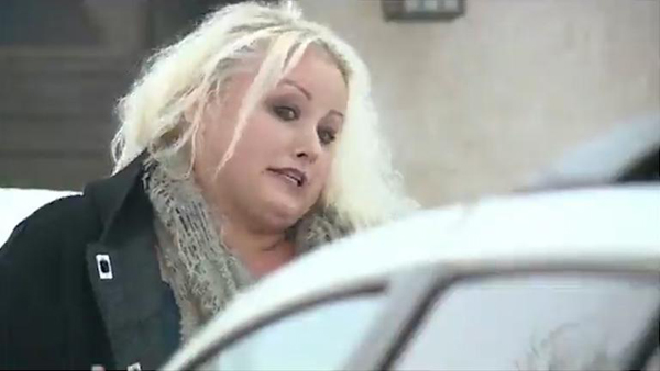 
Bethany bức x&uacute;c khi chiếc xe m&agrave;u trắng d&iacute;nh đầy chất thải. Ảnh: WDTN
