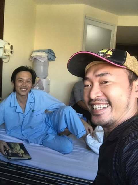 
Tiến Luật và nhiều nghệ sĩ đến thăm Hoài Linh khi anh nhập viện. Ảnh: FBNV.
