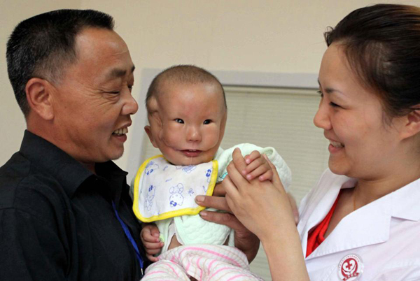 
Huikang với một nữ y tá trong thời gian điều trị. Ảnh: CFP2010
