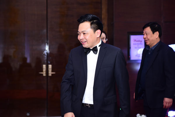 
Khoảng 17h30, chú rể Doãn Văn Phương xuất hiện tại sảnh khách sạn với bộ tuxedo lịch lãm, sang trọng.
