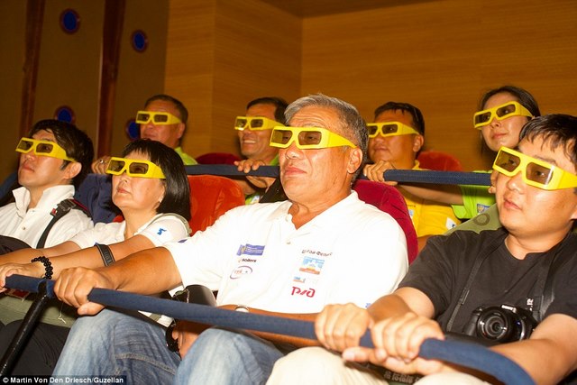 
Người dân Triều Tiên thưởng thức phim 3D tại một rạp chiếu tại thủ đô Bình Nhưỡng.
