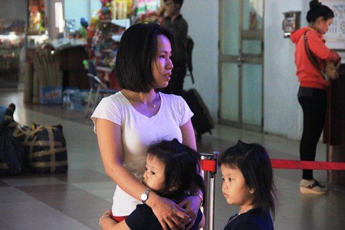 Người phụ nữ ôm 2 con nhỏ, bật khóc giữa sân ga vì trễ chuyến tàu về quê đón Tết