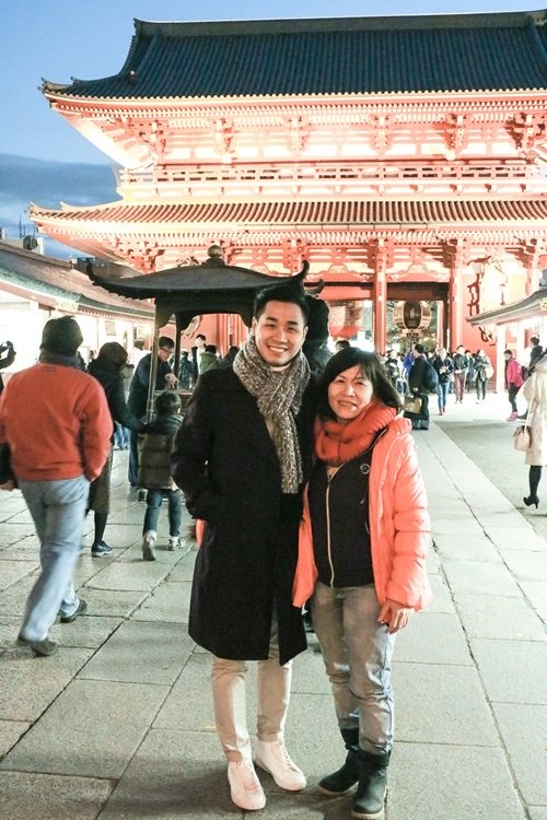 
Một trong số những điều hạnh phúc nhất của MC Nguyên Khang là được đi du lịch cùng mẹ.
