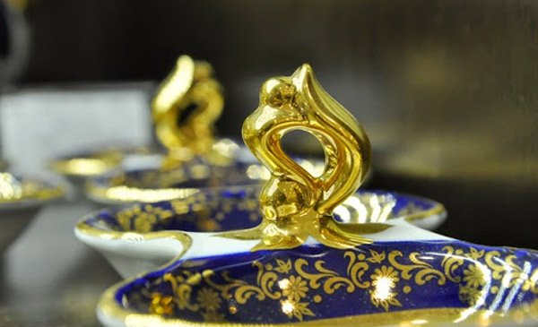 Bộ bàn ăn dát vàng lấp lánh
