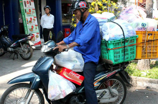 Shipper làm việc liên tục trong ngày cận Tết (Ảnh minh hoạ)