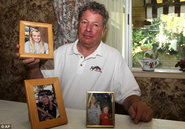 
Người cha cùng những bức hình về con gái 11 tuổi bị bắt cóc.
