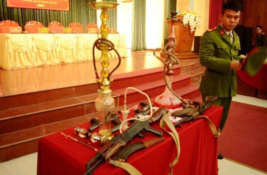 
Số súng đạn thu giữ khi khám xét nhà riêng của đối tượng Nguyễn Thị Quyên.
