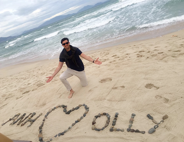 
Hôm 31/1 là sinh nhật 33 tuổi của Olly, ông xã ngoại quốc của Hà Anh. Siêu mẫu đã có hành động lãng mạn để tỏ tình với ông xã khi xếp những viên sỏi thành dòng chữ Anh love Olly trên bãi cát.
