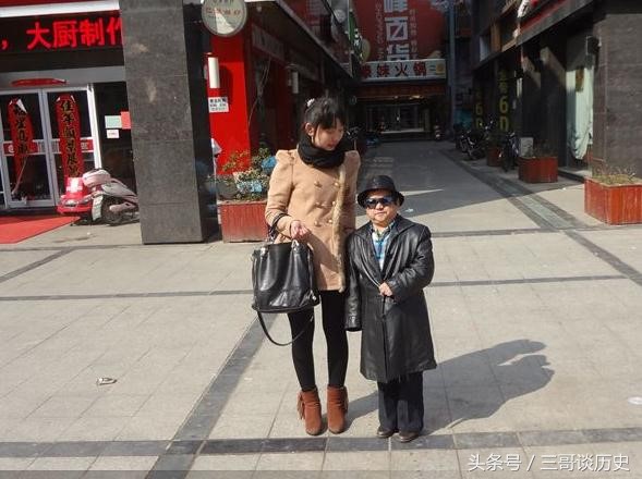 Nam diễn viên bên người vợ hiện tại. Ảnh: Tou.