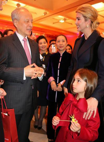 
Arabella cùng mẹ chúc Tết tại Đại sứ quán Trung Quốc tại Washington. Ảnh: Sina
