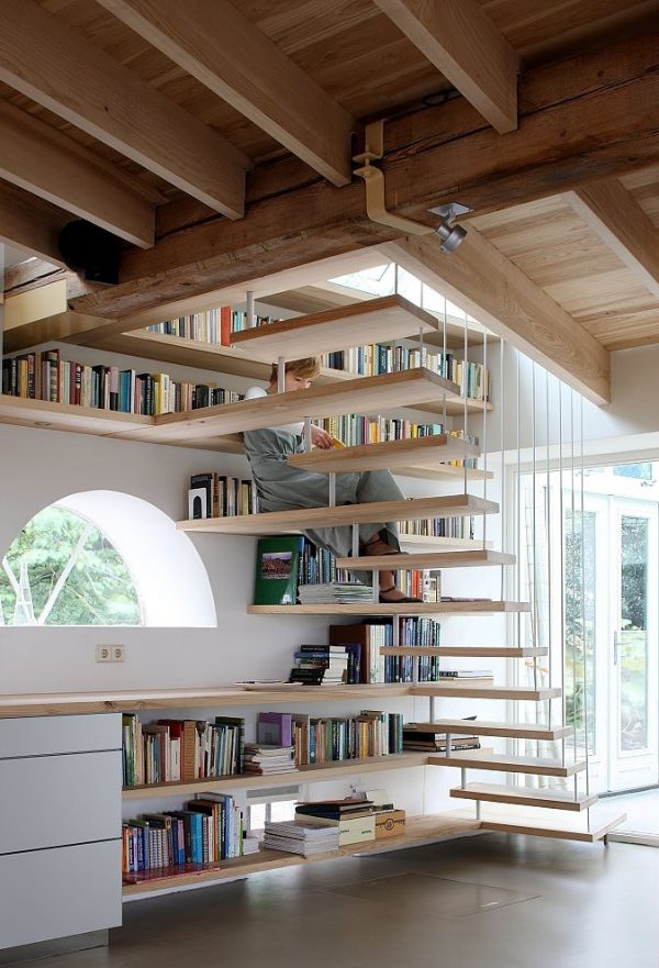 2. Gỗ làm cầu thang và giá sách với gỗ trần nhà có sự tương đồng. Thiết kế bậc thang giống như chiếc bàn cho phép bạn có thể ngồi đọc sách trong 1 không gian đầy ánh sáng mà yên tĩnh.