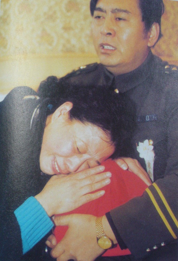 
Cha mẹ lặng người khi ôm tro cốt Lưu Đan. Cha cô cũng qua đời sau đó vài tháng.
