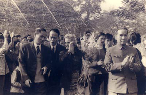 
GS Nguyễn Cảnh Toàn (ngoài cùng bên trái), Bộ trưởng Giáo dục Nguyễn Văn Huyên (ngoài cùng bên phải) đưa bà Bộ trưởng Giáo dục CHDC Đức Honccke (giữa) thăm Đại học Sư phạm Hà Nội năm 1960. Ảnh: Báo CAND.
