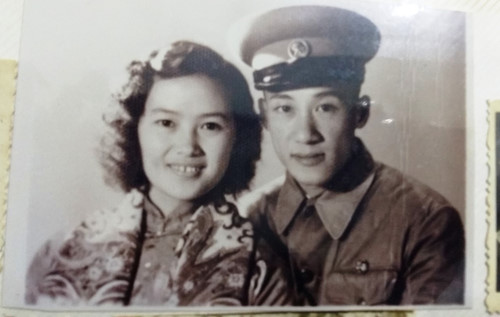 Ảnh cưới năm xưa của vợ chồng cụ Chấn, Lan Ảnh Thúy Hằng chụp lại từ tư liệu gia đình