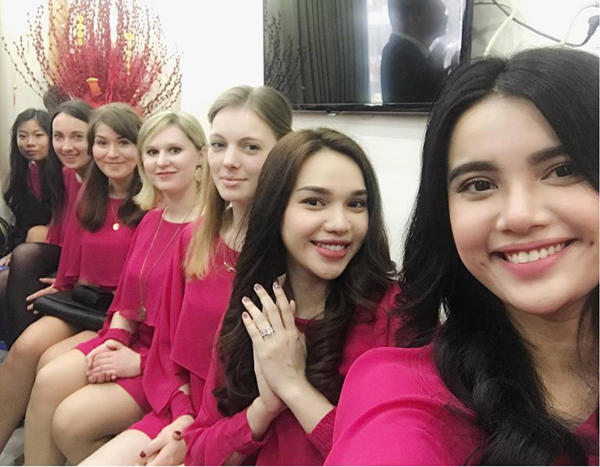 
Hoa hậu Đông Nam Á Diệu Hân (thứ hai từ phải qua) và em gái (đầu tiên bên phải) cùng một số bạn bè thân thiết làm phù dâu cho Kiều Khanh trong ngày cưới.
