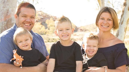 
Renee (ngoài cùng bên phải) hiện sống cùng chồng và 3 con tại thị trấn Alice Springs. Ảnh: News
