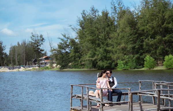 
Á hậu&nbsp;tình tứ ghé đầu, nép sát vào ông xã giữa khung cảnh sông nước lững lờ, không gian vắng lặng.
