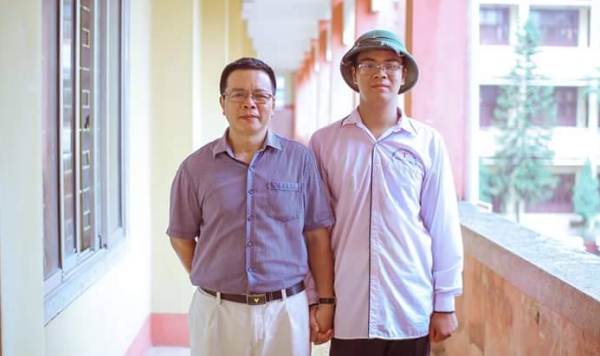 
L&ecirc; Quang Dũng v&agrave; thầy Ng&ocirc; Xu&acirc;n &Aacute;i
