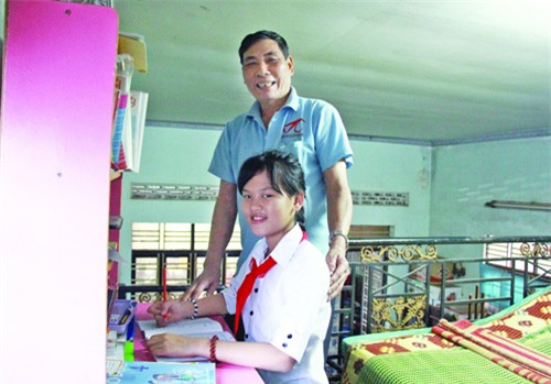 Ngọc Tr&acirc;m sống trong t&igrave;nh y&ecirc;u thương của &ocirc;ng b&agrave; ngoại, 3 năm liền em l&agrave; học sinh giỏi.