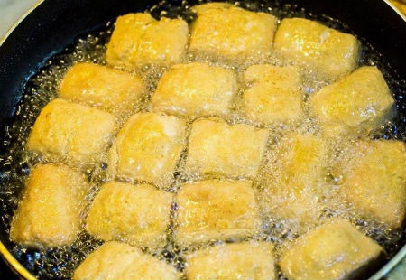 
Đến khi dầu n&oacute;ng gi&agrave; th&igrave; mới cho đậu v&agrave;o r&aacute;n. (Ảnh: Internet)
