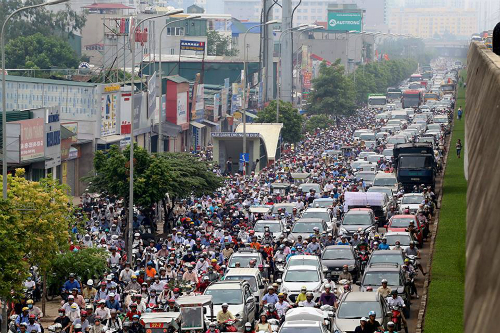 Đến cuối năm 2016, Hà Nội có khoảng 560.000 ôtô và 5,5 triệu xe máy. Ảnh: Bá Đô.