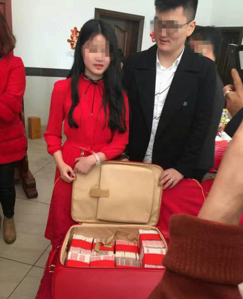 
Tâm điểm của mạng xã hội Trung Quốc những ngày gần đây chính là cô dâu trẻ tuổi này.
